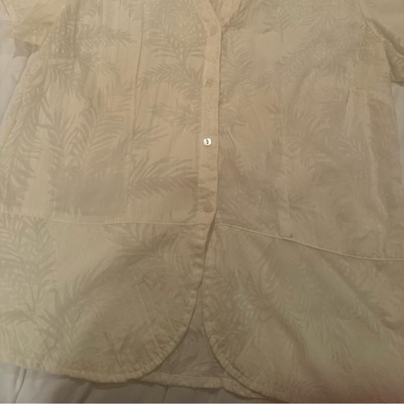 💥 $5 if bundled Medium White Semi Sheer Button Up Short Sleeve Blouse - Picture 5 of 11